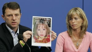 Die Eltern der aus einer Ferienanlage in Portugal verschwundenen Madeleine, Kate und Gerry McCann, zeigen während einer Pressekonferenz in Berlin ein Bild ihrer Tochter (Archivfoto).