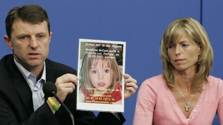 Die Eltern der aus einer Ferienanlage in Portugal verschwundenen Madeleine, Kate und Gerry McCann, zeigen während einer Pressekonferenz in Berlin ein Bild ihrer Tochter (Archivfoto).