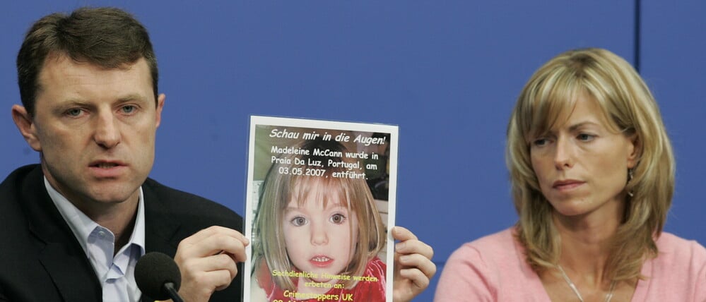 Die Eltern der aus einer Ferienanlage in Portugal verschwundenen Madeleine, Kate und Gerry McCann, zeigen während einer Pressekonferenz in Berlin ein Bild ihrer Tochter (Archivfoto).