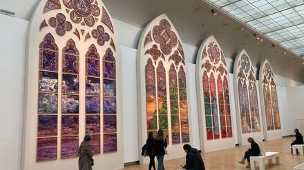 Die Entwürfe der neuen Notre-Dame-Glasfenster stammen von der französischen Künstlerin Claire Tabouret. Sie sind im Grand Palais ausgestellt.