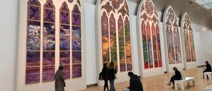 Die Entwürfe der neuen Notre-Dame-Glasfenster stammen von der französischen Künstlerin Claire Tabouret. Sie sind im Grand Palais ausgestellt.