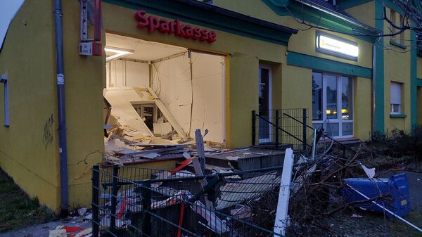 Die Explosionen knallten in der Nacht. 