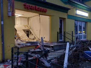 Die Explosionen knallten in der Nacht. 