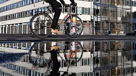 Fahrradfahrer am Rechenzentrum.