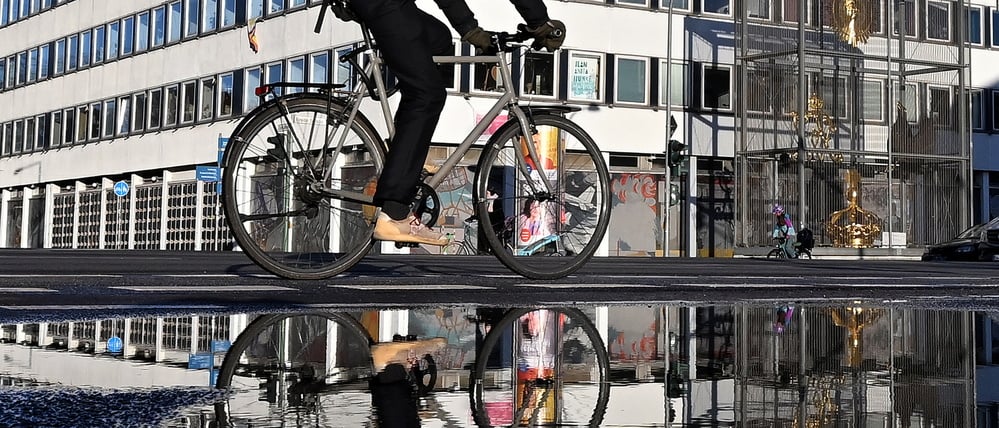 Fahrradfahrer am Rechenzentrum.