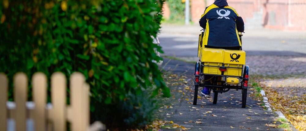 Ein Briefträger bei der Arbeit.