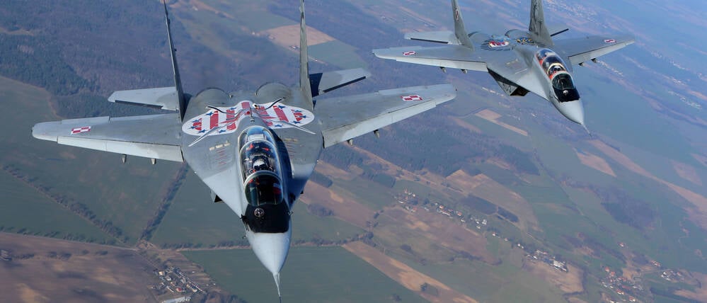 Zwei Kampfflugzeuge vom Typ MiG-29 Fulcrum der polnischen Luftwaffe (Symbolbild)