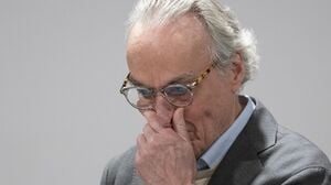 Der Hauptangeklagte Heinrich XIII. Prinz Reuß steht bei der Fortsetzung des Prozesses gegen die mutmaßliche „Reichsbürger“-Gruppe hinter der Anklagebank. Die Bundesanwaltschaft legt den neun Angeklagten zur Last, Mitglied in einer terroristischen Vereinigung gewesen zu sein. Im Verlaufe des heutigen Verhandlungstages will sich Reuß erstmals zur Sache einlassen.