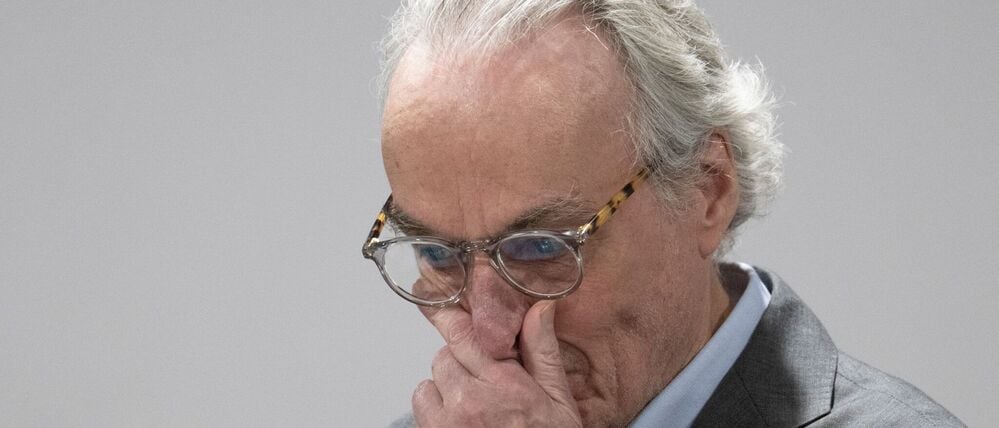 Der Hauptangeklagte Heinrich XIII. Prinz Reuß steht bei der Fortsetzung des Prozesses gegen die mutmaßliche „Reichsbürger“-Gruppe hinter der Anklagebank. Die Bundesanwaltschaft legt den neun Angeklagten zur Last, Mitglied in einer terroristischen Vereinigung gewesen zu sein. Im Verlaufe des heutigen Verhandlungstages will sich Reuß erstmals zur Sache einlassen.