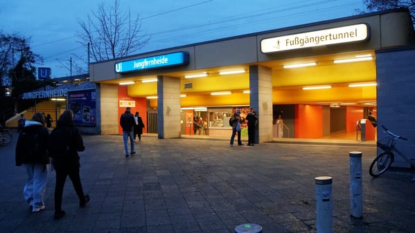Die triste Umgebung des Bahnhofs Jungfernheide in Berlin-Charlottenburg soll aufgewertet werden.