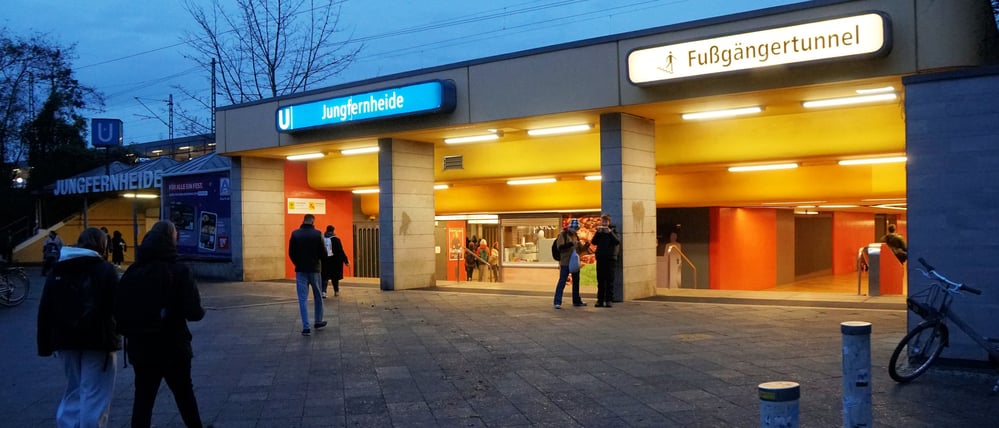 Die triste Umgebung des Bahnhofs Jungfernheide in Berlin-Charlottenburg soll aufgewertet werden.