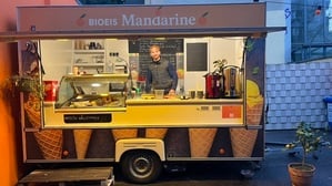 Mini-Weihnachtsmarkt in Neukölln: Im Winter verkauft der Bio-Eisladen „Mandarine“ Glühwein und Crêpe.