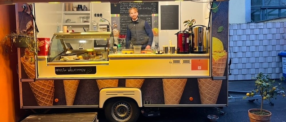 Mini-Weihnachtsmarkt in Neukölln: Im Winter verkauft der Bio-Eisladen „Mandarine“ Glühwein und Crêpe.