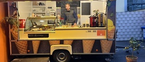 Mini-Weihnachtsmarkt in Neukölln: Im Winter verkauft der Bio-Eisladen „Mandarine“ Glühwein und Crêpe.