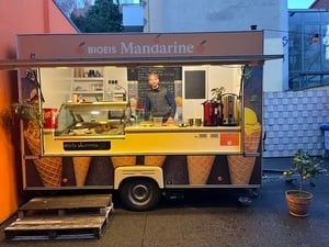 Mini-Weihnachtsmarkt in Neukölln: Im Winter verkauft der Bio-Eisladen „Mandarine“ Glühwein und Crêpe.