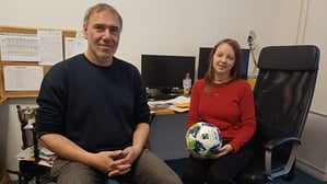 Spendenserie "Menschen helfen", links Lisa Behr, rechts Gerold Ramos. Der Verein „NeNa“ mit dem Projekt „Brücke zu Fußballvereinen – Übergänge schaffen für Kinder aus Geflüchteten-Unterkünften“.