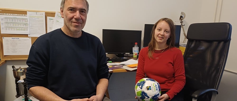 Spendenserie "Menschen helfen", links Lisa Behr, rechts Gerold Ramos. Der Verein „NeNa“ mit dem Projekt „Brücke zu Fußballvereinen – Übergänge schaffen für Kinder aus Geflüchteten-Unterkünften“.