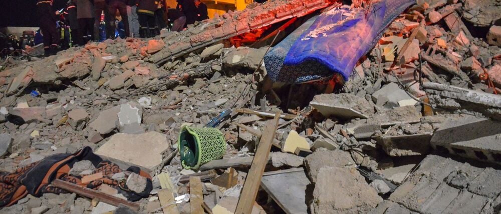 In dem eingestürzten Haus wohnten nach staatlichen Angaben acht Familien.