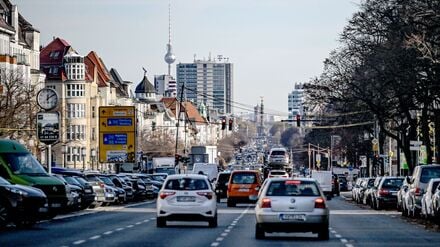 Der CO2-Ausstoß in Berlin ist im vergangenen Jahr insgesamt gesunken, allerdings nicht im Straßenverkehr. (Archivbild)