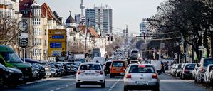Der CO2-Ausstoß in Berlin ist im vergangenen Jahr insgesamt gesunken, allerdings nicht im Straßenverkehr. (Archivbild)