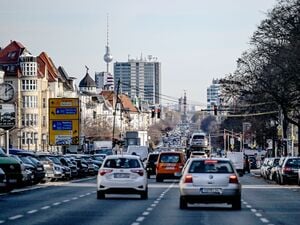 Der CO2-Ausstoß in Berlin ist im vergangenen Jahr insgesamt gesunken, allerdings nicht im Straßenverkehr. (Archivbild)