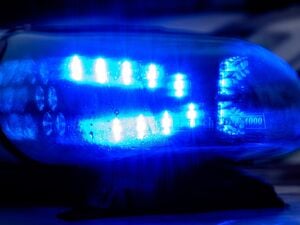 Ein Blaulicht leuchtet auf einem Fahrzeug der Polizei.