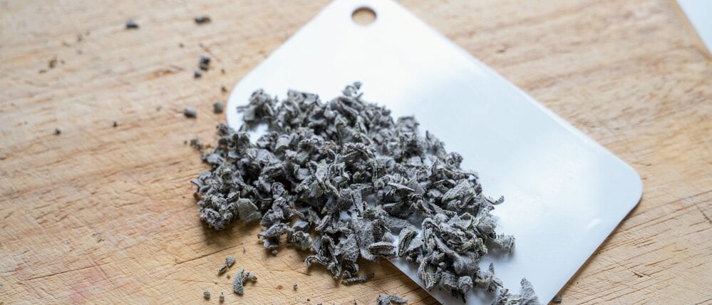 Teigschaber mit Salbei.