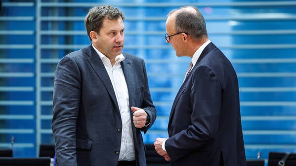 Vizekanzler Lars Klingbeil (l.) und Bundeskanzler Friedrich Merz (r.)