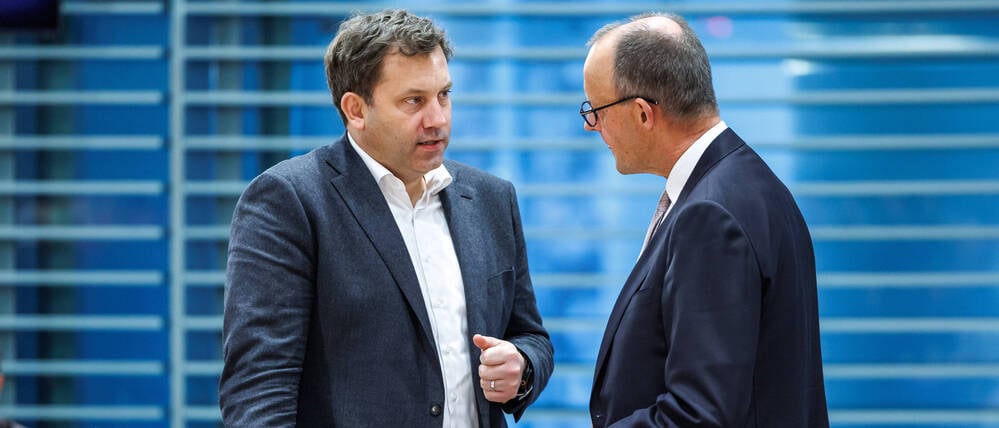 Vizekanzler Lars Klingbeil (l.) und Bundeskanzler Friedrich Merz (r.)