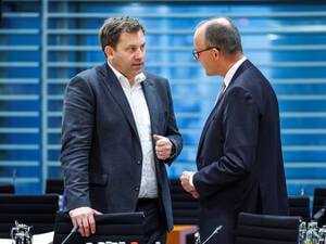 Vizekanzler Lars Klingbeil (l.) und Bundeskanzler Friedrich Merz (r.)