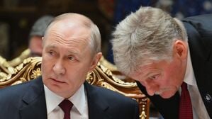 Der russische Präsident Wladimir Putin spricht mit Kreml-Sprecher Dmitri Peskow (Symbolbild).