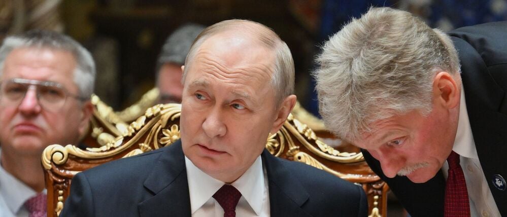 Der russische Präsident Wladimir Putin spricht mit Kreml-Sprecher Dmitri Peskow (Symbolbild).