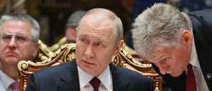 Der russische Präsident Wladimir Putin spricht mit Kreml-Sprecher Dmitri Peskow (Symbolbild).