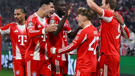 Der FC Bayern jubelt weiter über Tore von Lennart Karl (m).