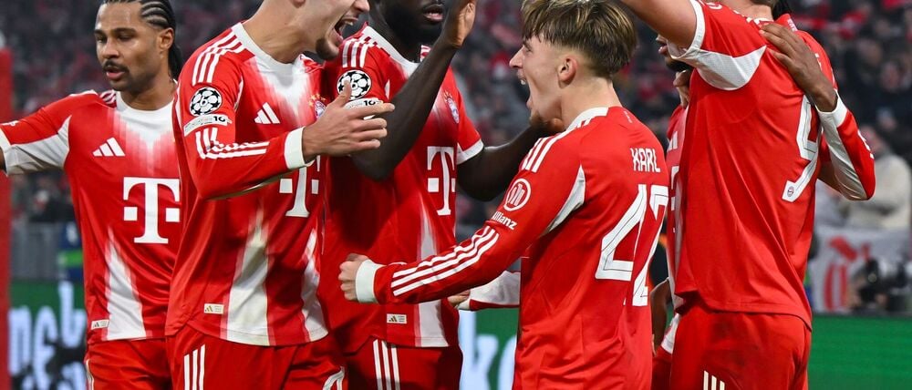 Der FC Bayern jubelt weiter über Tore von Lennart Karl (m).