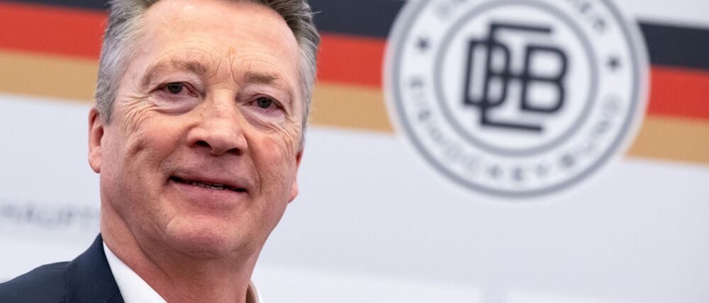 Eishockey-Bundestrainer Harold Kreis reagiert locker auf die kleine Eisfläche bei Olympia. (Archivbild)