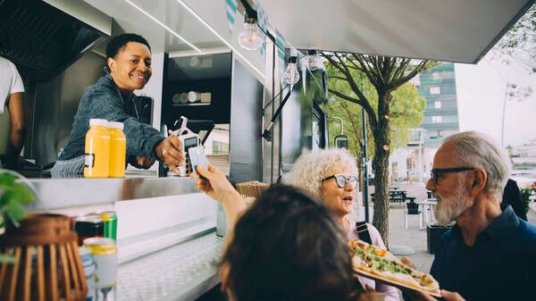 Am Imbisswagen mit Karte zahlen ist noch keine Selbstverständlichkeit. In Berlin nur wahrscheinlicher als anderswo in Deutschland.