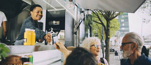 Am Imbisswagen mit Karte zahlen ist noch keine Selbstverständlichkeit. In Berlin nur wahrscheinlicher als anderswo in Deutschland.