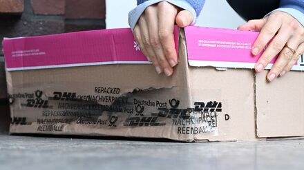 Das Paket ist endlich da, aber das ist kein Grund zur Freude: Sowohl der Karton als auch der Inhalt sind kaputt.