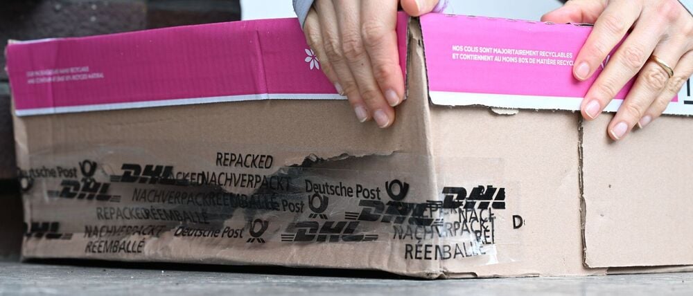 Das Paket ist endlich da, aber das ist kein Grund zur Freude: Sowohl der Karton als auch der Inhalt sind kaputt.