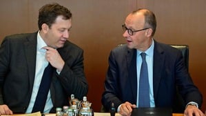 Finanzminister Lars Klingbeil (links) und Bundeskanzler Friedrich Merz am Mittwoch vor der Kabinettsitzung.