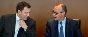 Finanzminister Lars Klingbeil (links) und Bundeskanzler Friedrich Merz am Mittwoch vor der Kabinettsitzung. 
