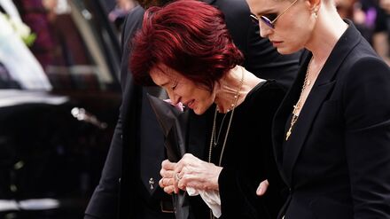Sharon Osbourne (links) hat sich zu Warnungen von Ozyy Osbournes Ärzten kurz vor dessen letzter Show geäußert. (Archiv)