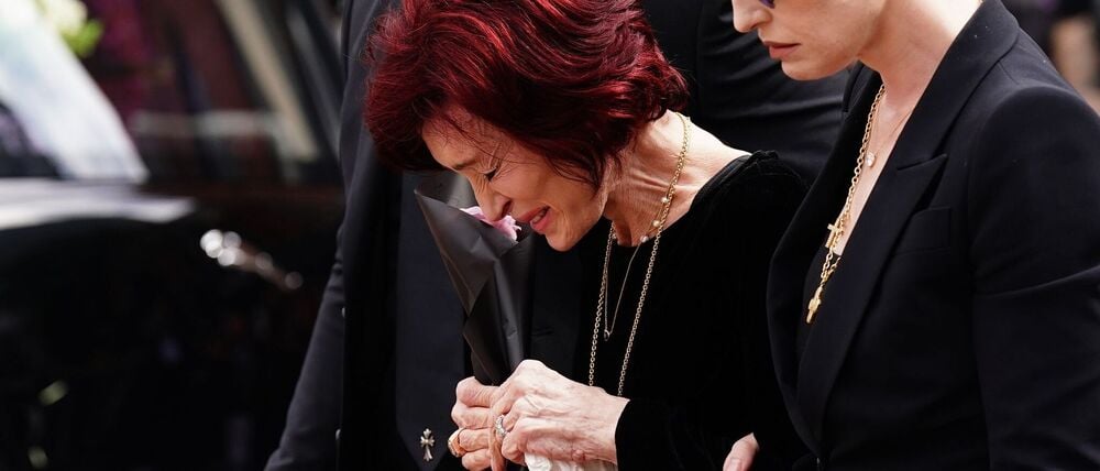 Sharon Osbourne (links) hat sich zu Warnungen von Ozyy Osbournes Ärzten kurz vor dessen letzter Show geäußert. (Archiv)