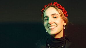 Helene Shani Braun ist eine queere Rabbinerin in Ausbildung.