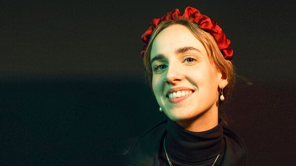 Helene Shani Braun ist eine queere Rabbinerin in Ausbildung.