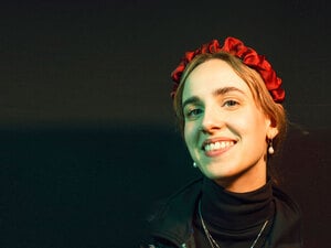 Helene Shani Braun ist eine queere Rabbinerin in Ausbildung.