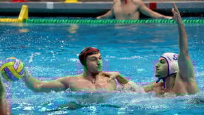 Tobias Bauer (li., gegen Zoran Bozic) trifft mit Spandau schon wieder auf Waspo Hannover, diesmal im Pokal.
