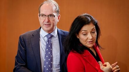 Alexander Dobrindt (CSU), Bundesinnenminister, und Katherina Reiche (CDU), Bundesministerin für Wirtschaft und Energie, nehmen an der Sitzung des Bundeskabinetts im Bundeskanzleramt teil.