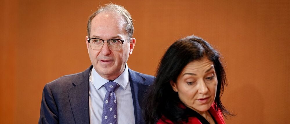 Alexander Dobrindt (CSU), Bundesinnenminister, und Katherina Reiche (CDU), Bundesministerin für Wirtschaft und Energie, nehmen an der Sitzung des Bundeskabinetts im Bundeskanzleramt teil.